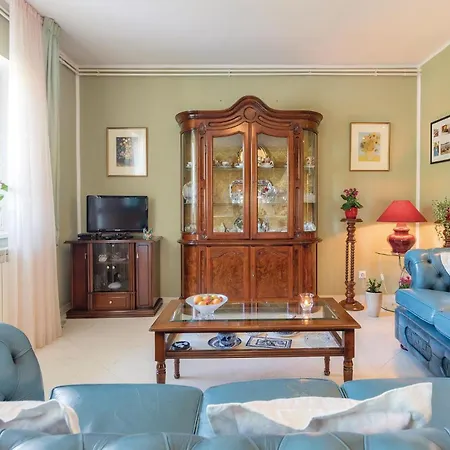 Апартаменты 2 Bedroom Cozy In