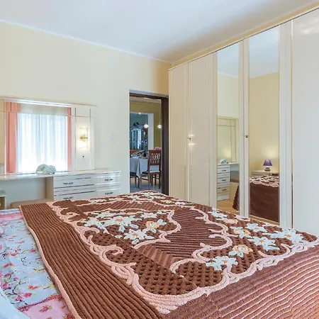 2 Bedroom Cozy In Apartment Pula