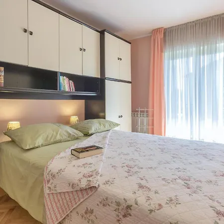 2 Bedroom Cozy In Apartment